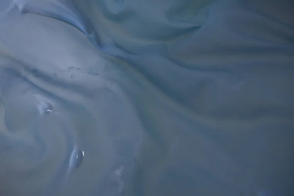 Kreatywny Obraz Mokrej Jasnoniebieskiej Pomarszczonej Tkaniny Wodzie Pięknymi Akcentami Dla — Zdjęcie stockowe