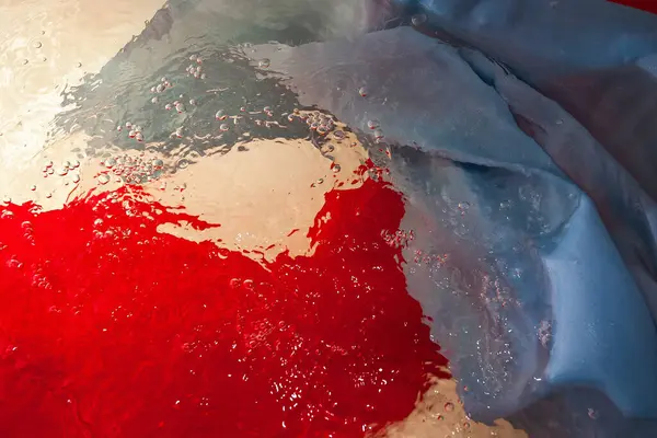 Креативне Зображення Вологого Червоного Синього Матеріалу Хвилями Вашого Стильного Дизайну — стокове фото