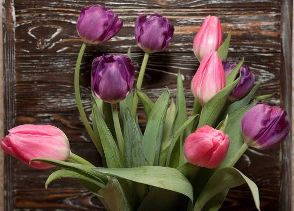 Bukiet Pięknych Fioletowych Różowych Tulipanów Ciemnej Fakturowanej Ścianie Obraz Kreatywnego — Zdjęcie stockowe