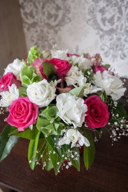 Güzel, taze, beyaz ve kırmızı çiçeklerden oluşan büyük bir buket. Yaratıcı tasarımın ve çizimlerin için resim.