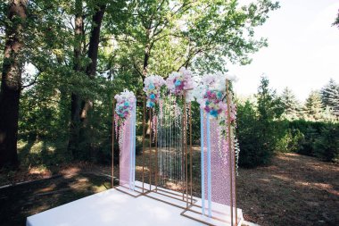 Yeni evliler için taze çiçekli modern düğün kemeri, parkta. Tasarımınız veya çizimleriniz için yaratıcı resim.