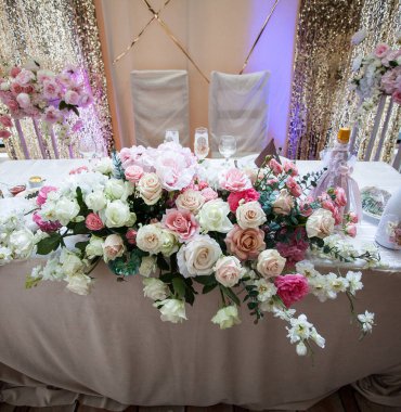 Yeni evliler için taze çiçekli düğün masası. Tasarımınız veya çizimleriniz için yaratıcı resim.