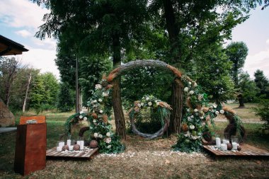 Boho tarzı yeni evliler için zarif, yuvarlak bir düğün kemeri. Tasarımınız veya çizimleriniz için yaratıcı resim.