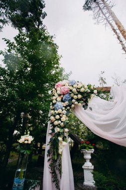 Tören için taze çiçeklerle süslü bir düğün kemeri. Tasarımınız veya çizimleriniz için yaratıcı resim.