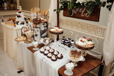 Şekerleme dükkanındaki tatil misafirleri için lezzetli tatlılar. Kekler, kekler ve bizet. Tasarımınız veya çizimleriniz için yaratıcı resim.