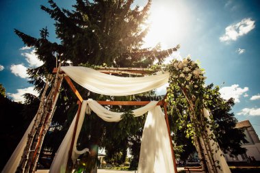 Tören için taze çiçeklerle süslü bir düğün kemeri. Tasarımınız veya çizimleriniz için yaratıcı resim.