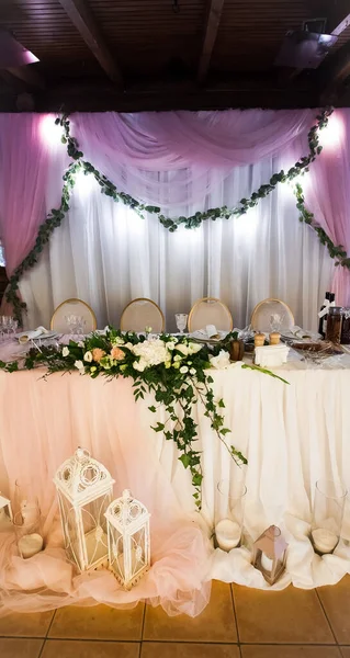Uma Mesa Casamento Belamente Definida Banquete Com Lanternas Velas Outras — Fotografia de Stock