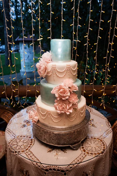 Hermosa Torta Boda Para Los Recién Casados Mesa Festiva Imagen —  Fotos de Stock