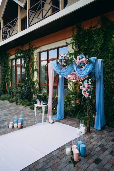 用粉色和蓝色配以鲜花和蜡烛的婚礼拱门 为你的设计或插图创作的图像 — 图库照片