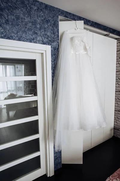 Une Robe Mariée Longue Élégante Est Accrochée Placard Dans Chambre — Photo