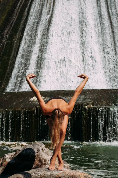 Slender Tanned Girl Sports Figure Doing Yoga Exercises Backdrop Picturesque — Foto Stock