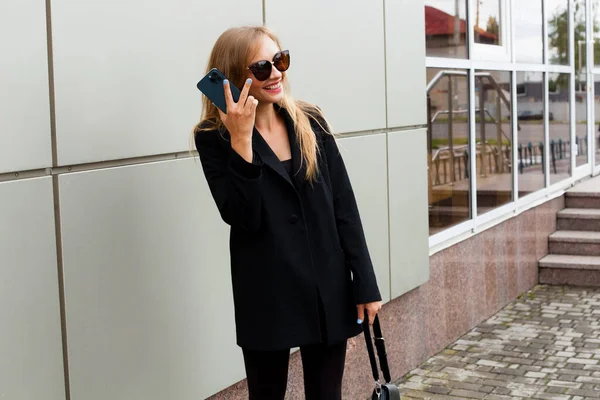 Slender Young Smiling Blonde Stylish Clothes Black Jacket Leggings Sunglasses — Zdjęcie stockowe