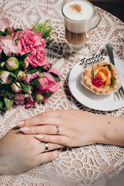 Dessert Fresh Fruits Syrup White Plate Wedding Rings Cup Coffee — Stockfoto