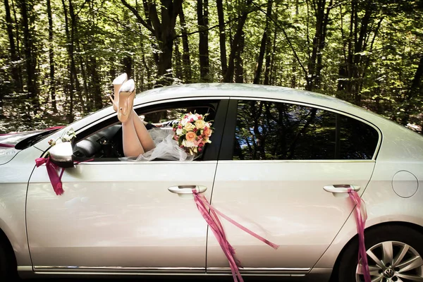 Menyasszony Mezítláb Lépett Nyitott Kocsi Ablakán Egy Csokor Rózsával Kezében — Stock Fotó