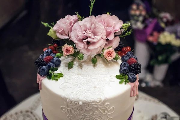 Festlich Appetitliche Torte Mit Mustern Blumen Und Reifen Beeren Auf — Stockfoto