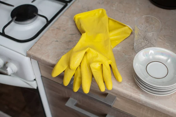 Kitchen Composition Rubber Yellow Gloves Set Plates Nightstand Kitchen Image — Stock Photo, Image