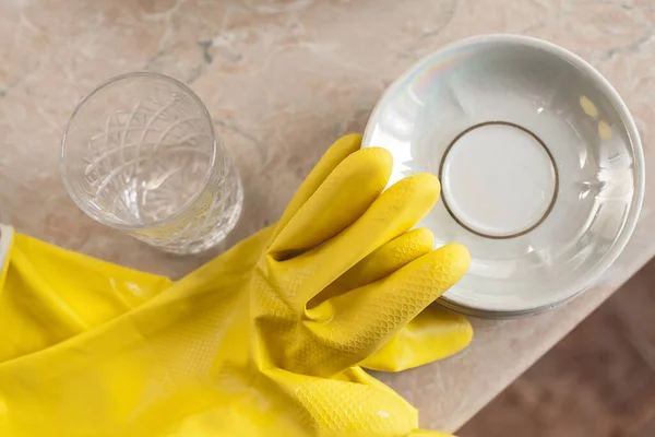 Kitchen Composition Rubber Yellow Gloves Set Plates Glass Nightstand Kitchen — Stock Photo, Image