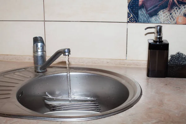 Tvätt Rätter Rätter Handfatet Rinnande Vatten Mot Bakgrund Ljusa Plattor — Stockfoto