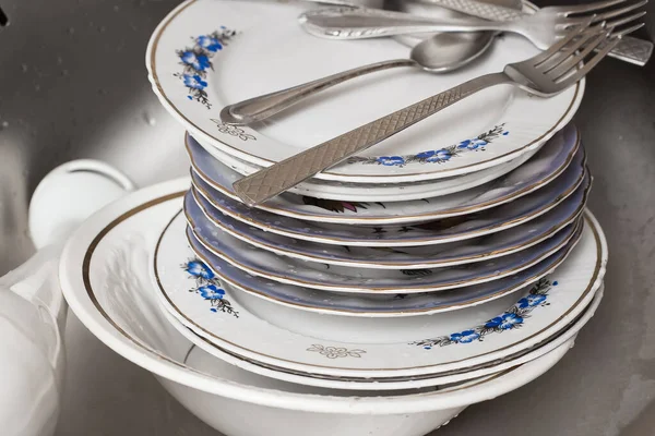 Мыть Посуду Вилки Ложки Тарелки Разных Размеров Раковине Проточной Водой — стоковое фото