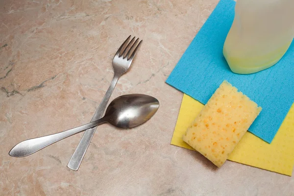 Composición Cocina Tenedor Una Cuchara Una Botella Detergente Trapos Colores — Foto de Stock
