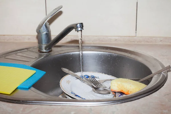 食器洗い フォーク スプーン さまざまなサイズのプレート タップの下のシンクのスポンジ 清潔感のイメージ — ストック写真