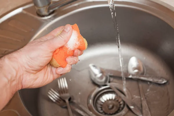 Lavar Pratos Mão Homem Segura Uma Esponja Laranja Com Pano — Fotografia de Stock
