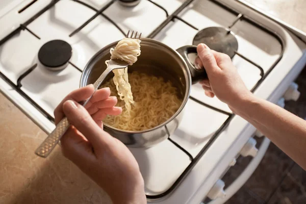 Pasta Instantánea Caliente Cocina Una Cacerola Estufa Cocina Chica Revuelve — Foto de Stock