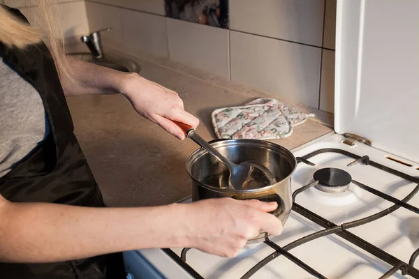 Een Meisje Kookt Eieren Een Metalen Pan Een Wit Gasfornuis — Stockfoto