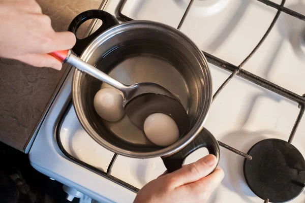 Dziewczyna Gotuje Jajka Metalowej Patelni Białym Gazie Kuchni Obraz Dla — Zdjęcie stockowe