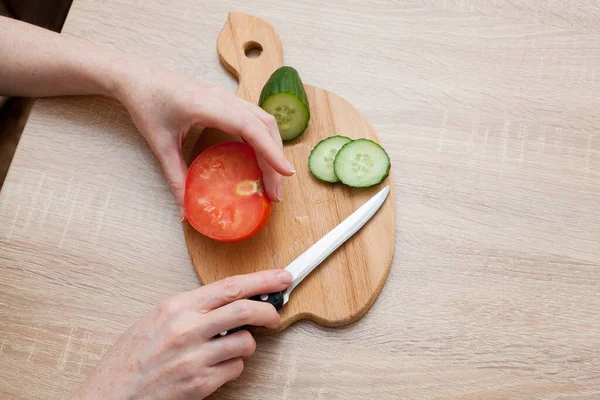 Een Vrouw Snijdt Groenten Voor Een Salade Een Houten Plank — Stockfoto