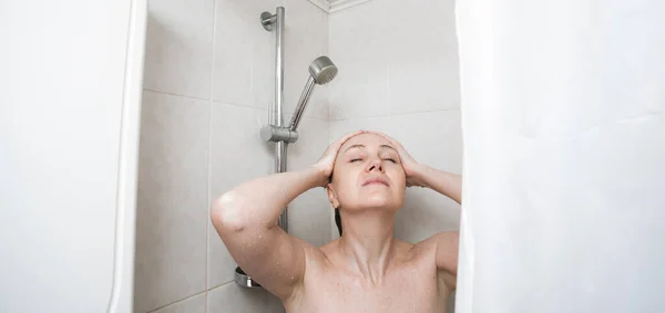 Egy Karcsú Áll Fürdőszobában Mossa Hosszú Szőke Haját Zuhanyzóban Kép — Stock Fotó