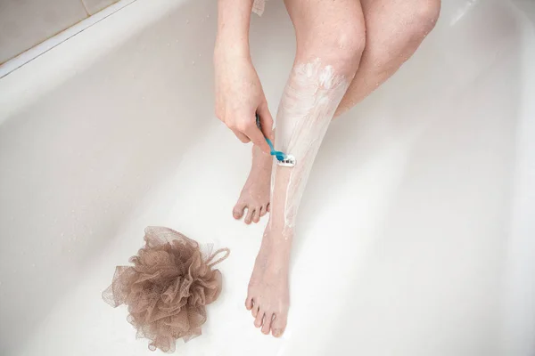 Barbear Pernas Delgadas Femininas Com Uma Navalha Banheiro Uma Toalha — Fotografia de Stock
