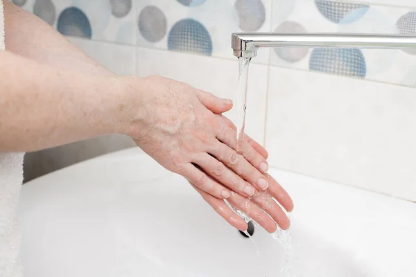 Πλένεις Χέρια Σου Νερό Κάτω Από Βρύση Στο Μπάνιο Εικόνα — Φωτογραφία Αρχείου
