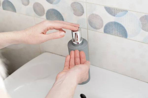Lavarsi Mani Con Sapone Liquido Una Bottiglia Sotto Rubinetto Bagno — Foto Stock