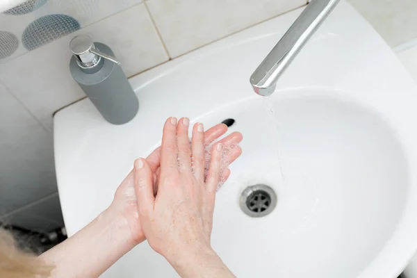 Πλένει Χέρια Υγρό Σαπούνι Ένα Μπουκάλι Κάτω Από Βρύση Στο — Φωτογραφία Αρχείου
