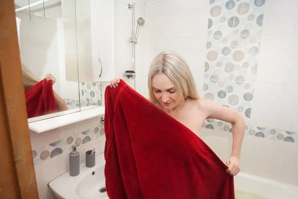 Μια Ξανθιά Γυναίκα Τυλίγεται Μια Κόκκινη Πετσέτα Μπάνιου Στο Μπάνιο — Φωτογραφία Αρχείου