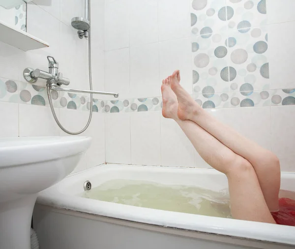 Slender Naked Female Legs Stick Out Water Bright Bathroom Image — Stock Photo, Image