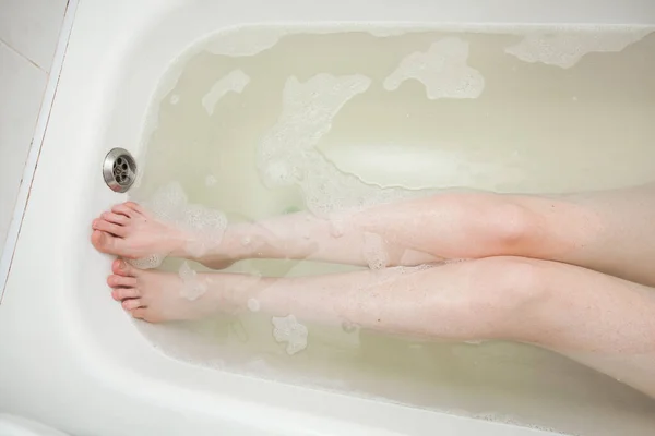 Vékony Női Lábak Víz Alatt Fekszenek Egy Szappanhabos Fürdőkádban Kép — Stock Fotó