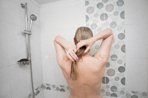 Szczupła Kobieta Stoi Łazience Myje Długie Blond Włosy Pod Prysznicem — Zdjęcie stockowe