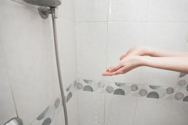 Πλένει Χέρια Κάτω Από Ντους Ένα Φωτεινό Μπάνιο Κορίτσι Πλένει — Φωτογραφία Αρχείου