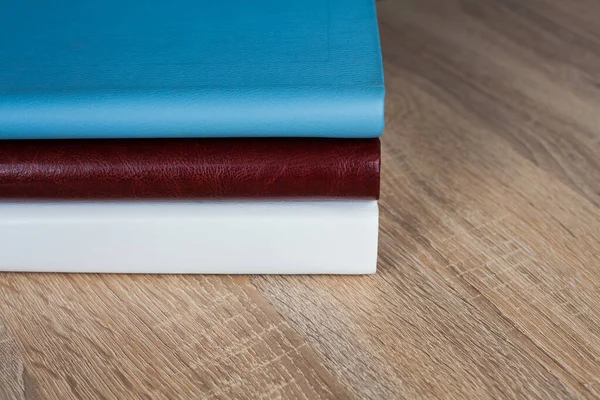 Três Livros Fotos Elegantes Com Capas Couro Branco Borgonha Azul — Fotografia de Stock