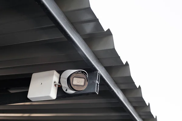 Câmera Vídeo Segurança Instalada Sob Telhado Ondulado Metal Para Estacionamento — Fotografia de Stock