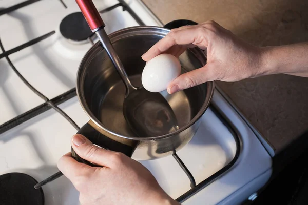 Dziewczyna Gotuje Jajko Metalowej Patelni Białym Gazie Kuchni Obraz Dla — Zdjęcie stockowe