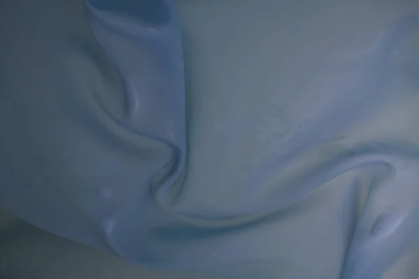Творче Зображення Мокрої Світло Блакитної Зморшкуватої Тканини Воді Красивими Відтінками — стокове фото