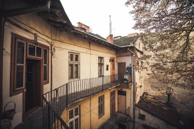 Lviv Ukrayna 'nın eski bölgesinin eski, yıkık dökük avlusu. Yaratıcı tasarımınız veya yıkım hakkındaki çizimleriniz için resim.