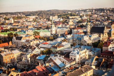 Lviv Ukrayna Panoraması. Güneşli bir günde, kuş bakışı bir Ukrayna şehrinin görüntüsü. Seyahat ve antik mimari hakkında fotoğraflar.