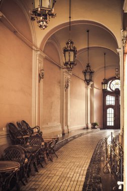 Kemerleri ve kolye lambaları olan eski bir şatonun koridoru. Yaratıcı tasarımınız veya seyahat ve mimari hakkındaki çizimleriniz için resim. Lvov Ukrayna.