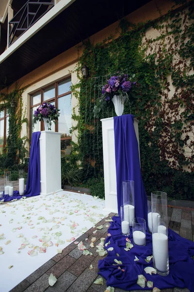 Γάμου Αψίδα Λευκό Και Μπλε Χρώμα Φρέσκα Λουλούδια Και Κεριά — Φωτογραφία Αρχείου