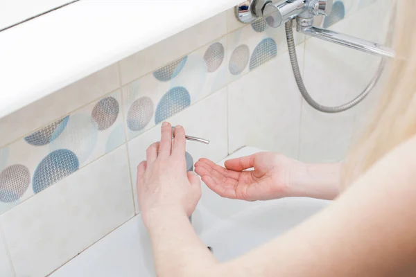 Πλένει Χέρια Υγρό Σαπούνι Ένα Μπουκάλι Κάτω Από Βρύση Στο — Φωτογραφία Αρχείου