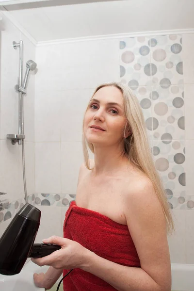 Mujer Rubia Agradable Seca Pelo Con Secador Pelo Baño Imagen —  Fotos de Stock